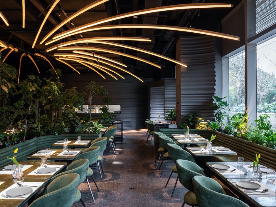 Inspiration diagram showing sculptural lines and oil-painting brushstrokes as sources for the restaurant’s spatial language.