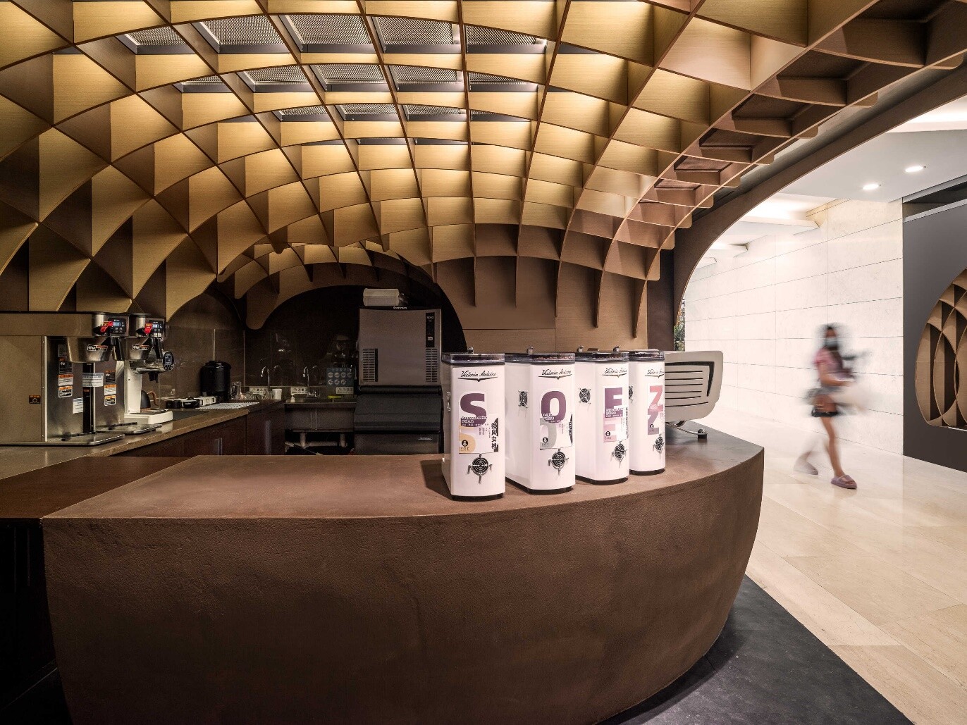 Coffee-concrete counter located between the inserted structures, connecting the display and service scenes of black coffee and white coffee.